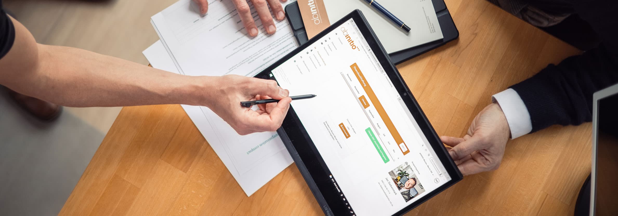 Mandantenportal von abinitio auf einem Tablet mit der Finanzbuchhaltung