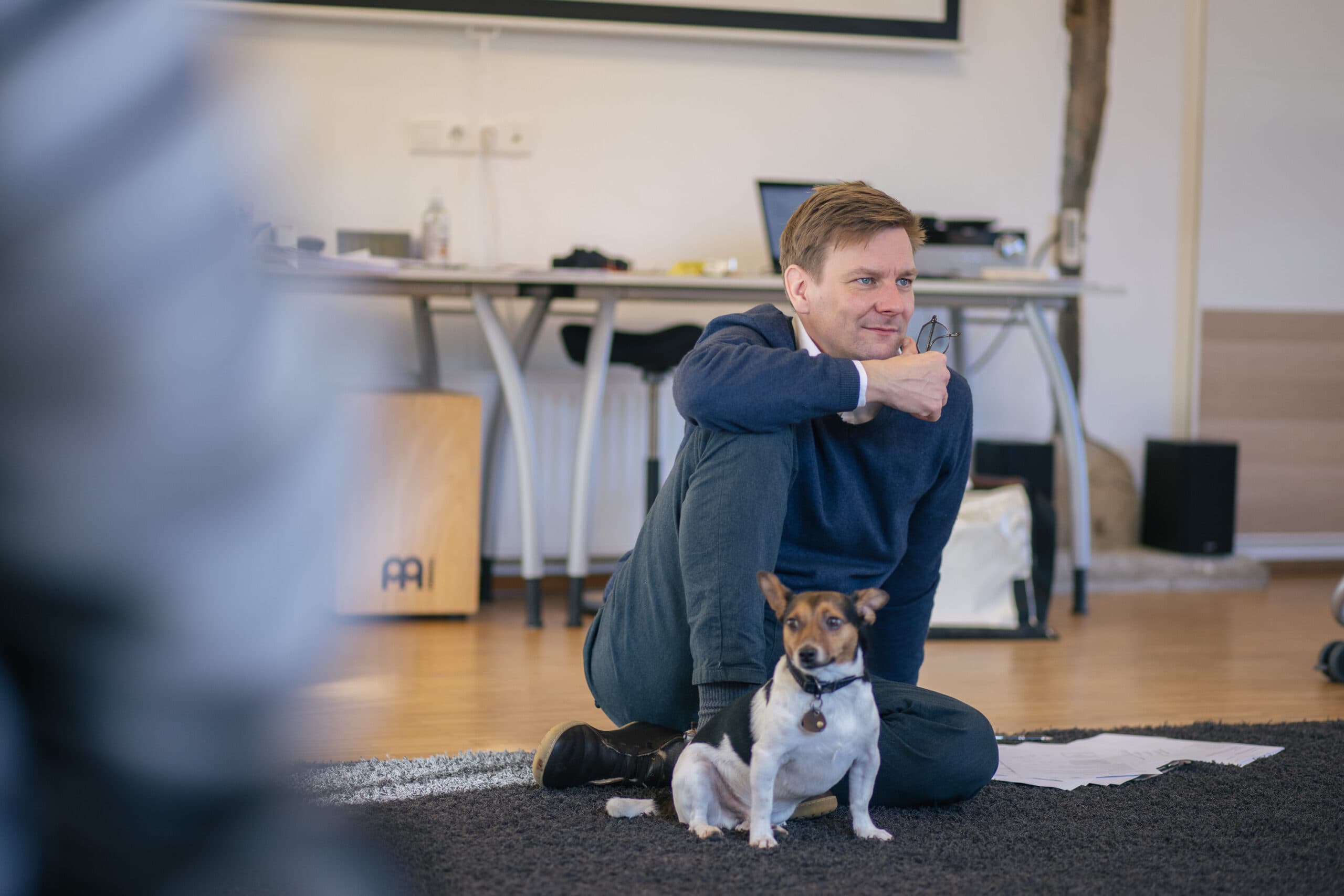 Michael Tiedt mit dem Bürohund bei einem Team-Workshop